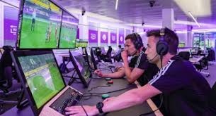 重庆球迷邀请“铁帅”李章洙吃火锅：李章洙很喜欢重庆的麻辣